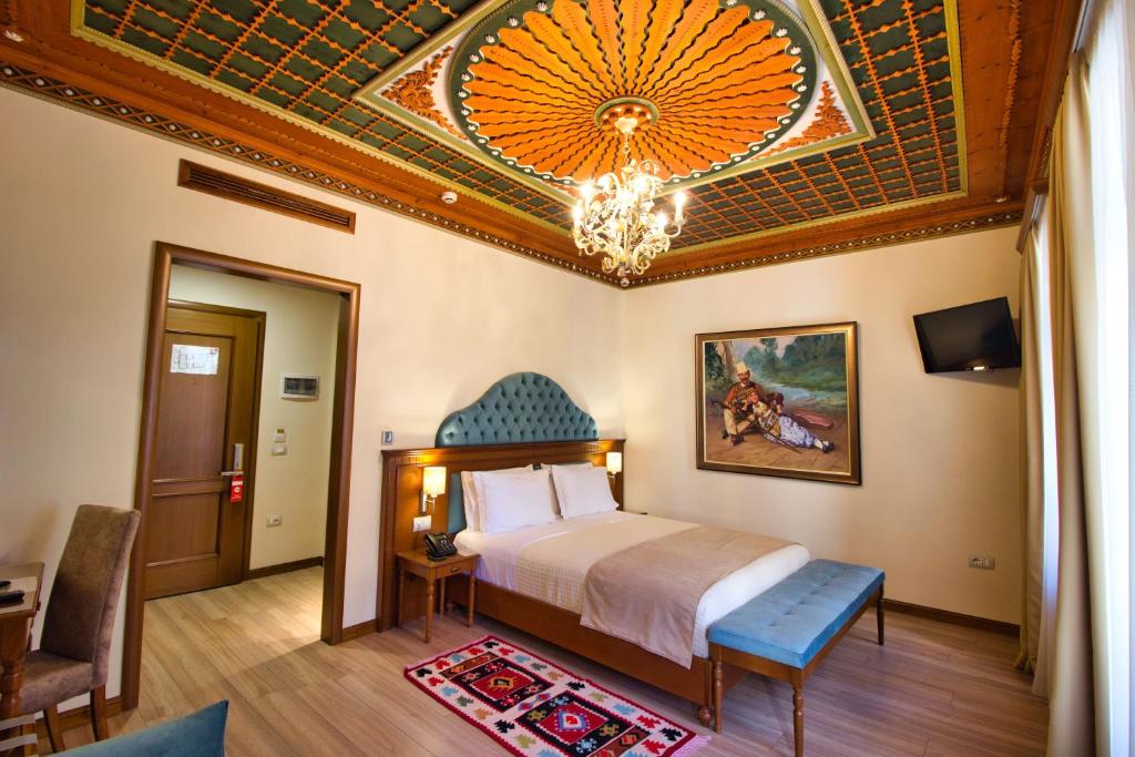 Postel nebo postele na pokoji v ubytování Hotel Argjiro