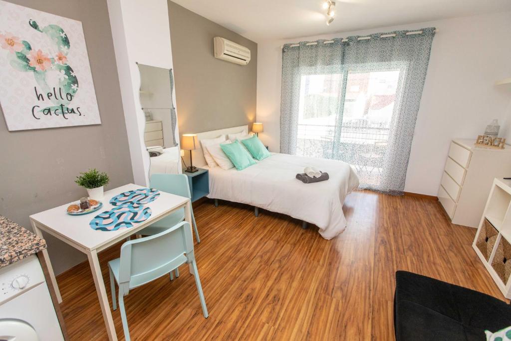 - une chambre avec un lit, une table et un bureau dans l'établissement House by the sea, à Malaga
