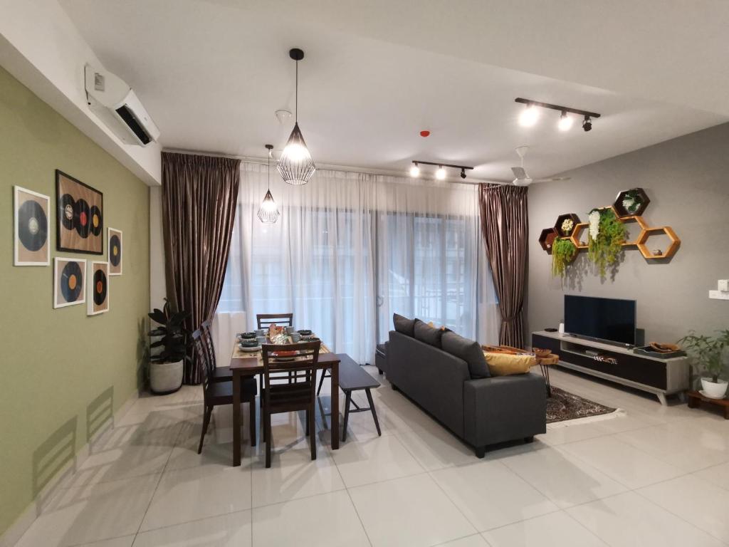 莎阿南POOLVIEW Geniehome 3BR Free100mbps and Carpark at Utropolis Shah Alam的带沙发和桌子的客厅