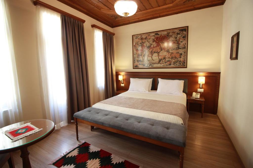 Postel nebo postele na pokoji v ubytování Hotel Argjiro
