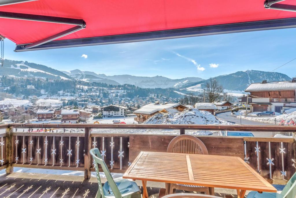 Nespecifikovaný výhled na hory nebo výhled na hory při pohledu z chaty