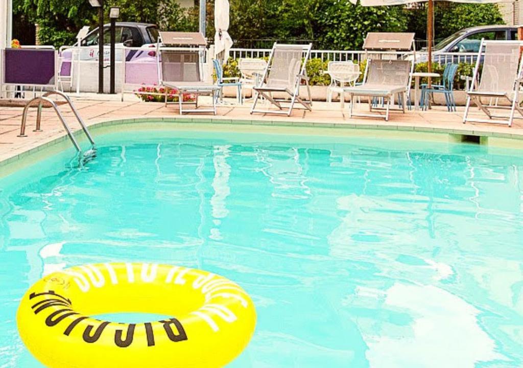 Bazén v ubytování Hotel Consul Dipendenza la Plata con piscina nebo v jeho okolí