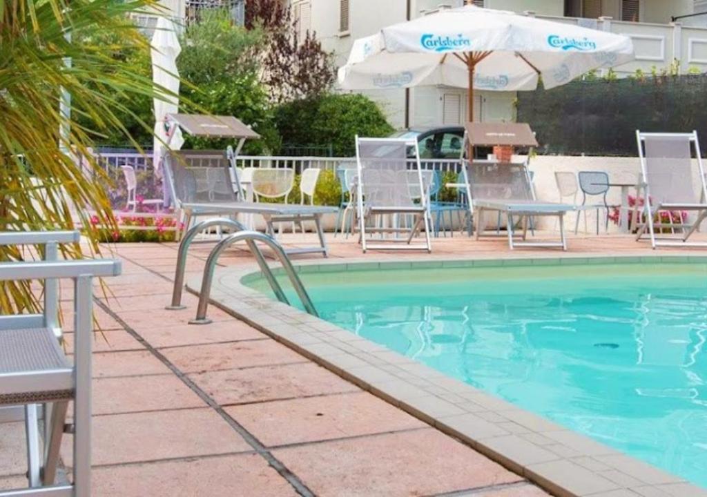 Bazén v ubytování Hotel Consul Dipendenza la Plata con piscina nebo v jeho okolí