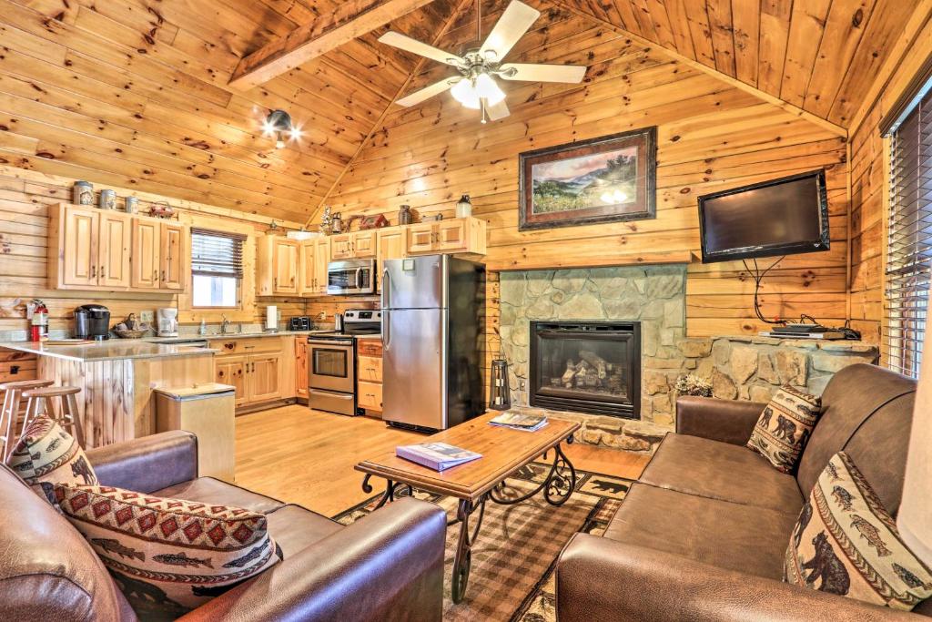 Кът за сядане в Smoky Mountain Cabin with Game Room and Hot Tub!