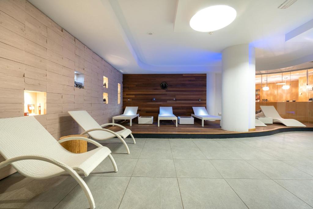 Część wypoczynkowa w obiekcie Hotel Chalet Del Brenta