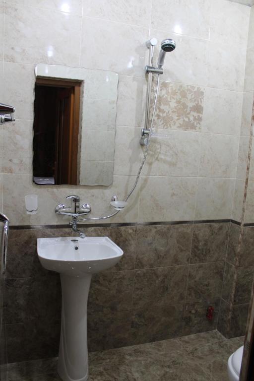 Koupelna v ubytování Princ Plaza Hotel