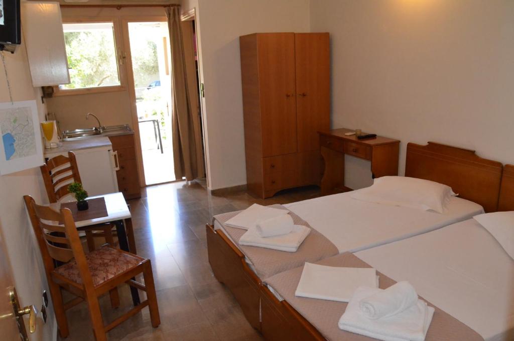 Кровать или кровати в номере Petros Apartments