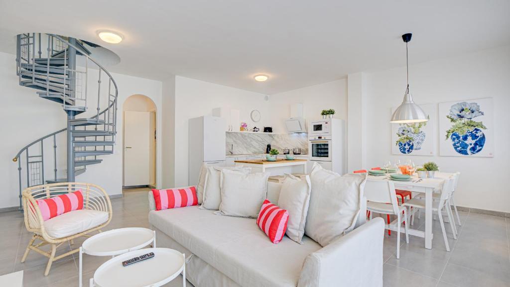 A kitchen or kitchenette at White Deluxe Caleta by Sea You There Fuerteventura