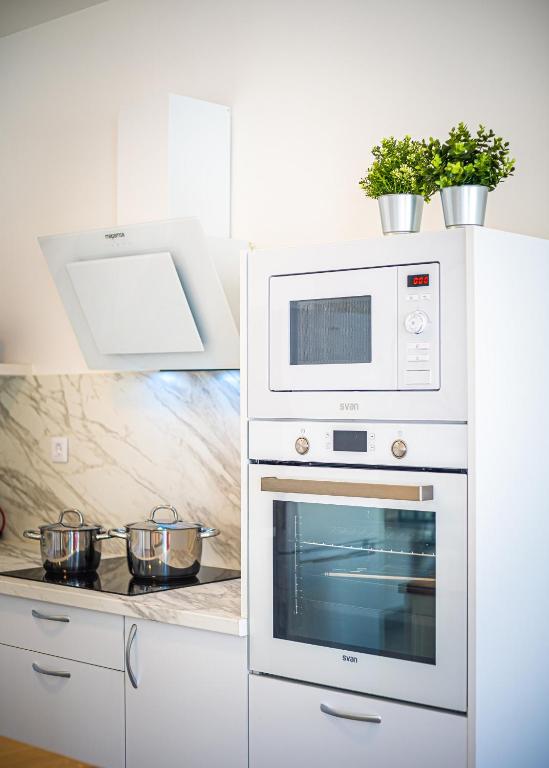 A kitchen or kitchenette at White Deluxe Caleta by Sea You There Fuerteventura