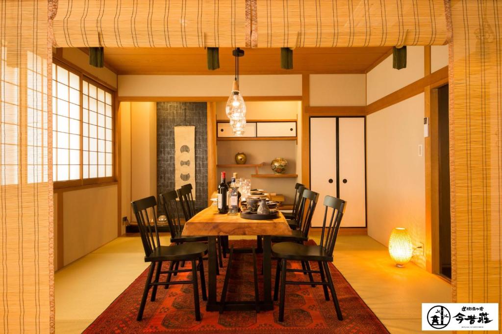 uma sala de jantar com mesa e cadeiras em Dotonbori no Yado Konjakuso - Vacation STAY 24305v em Osaka