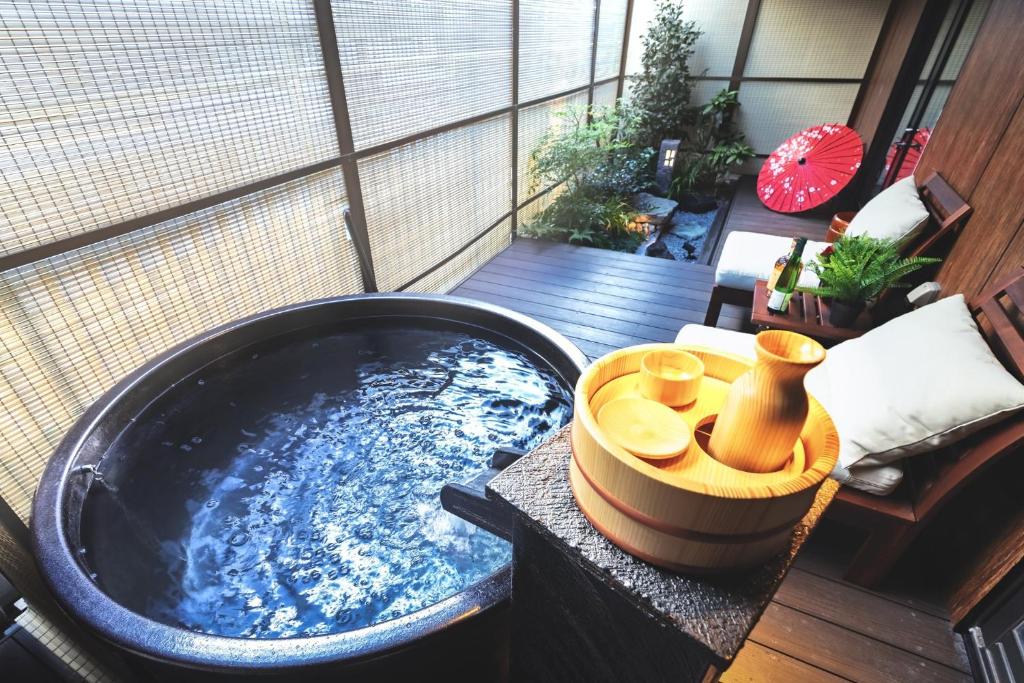 a jacuzzi tub in the middle of a room at Dotonbori no Yado Konjakuso - Vacation STAY 26587v in Osaka