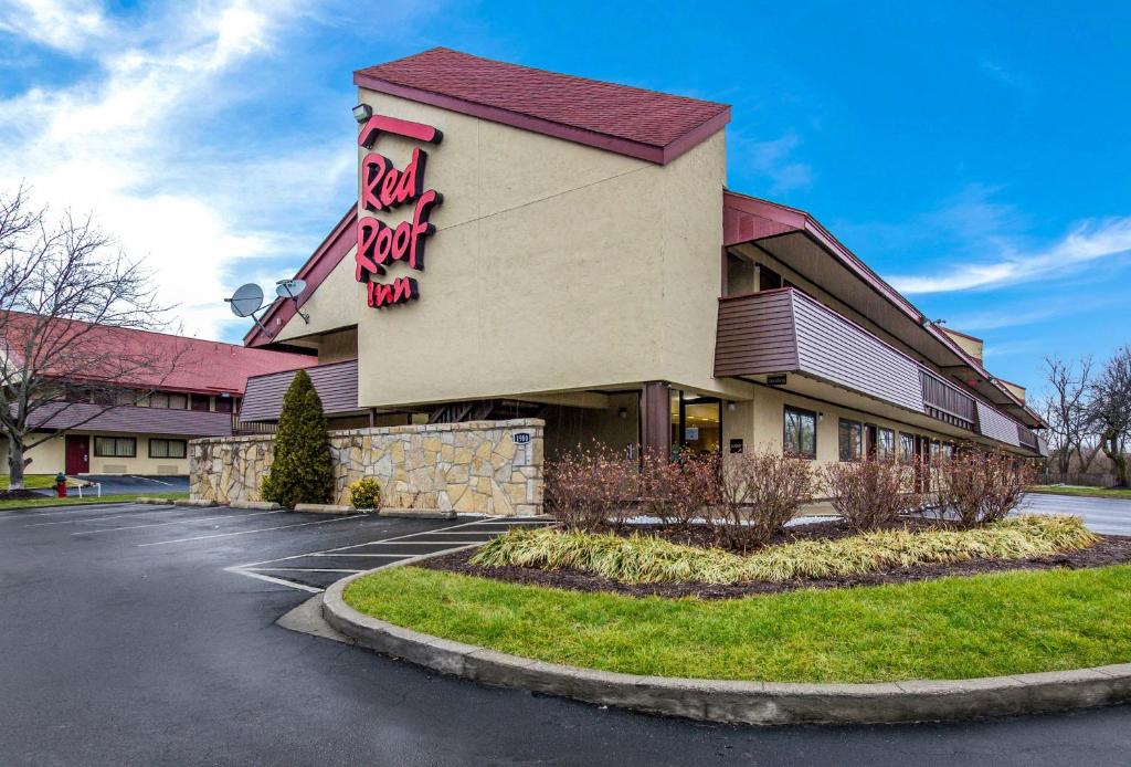 a building with a sign that reads real fast food at Red Roof Inn Lexington in Lexington