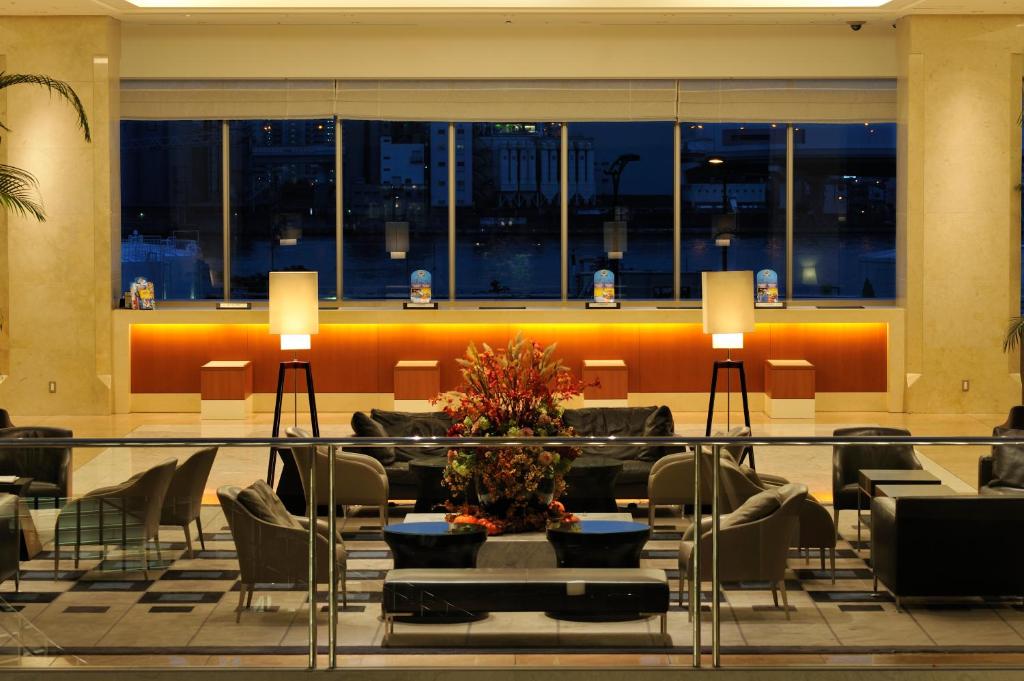 un vestíbulo con mesa y sillas en un edificio en Hotel Keihan Universal Tower, en Osaka