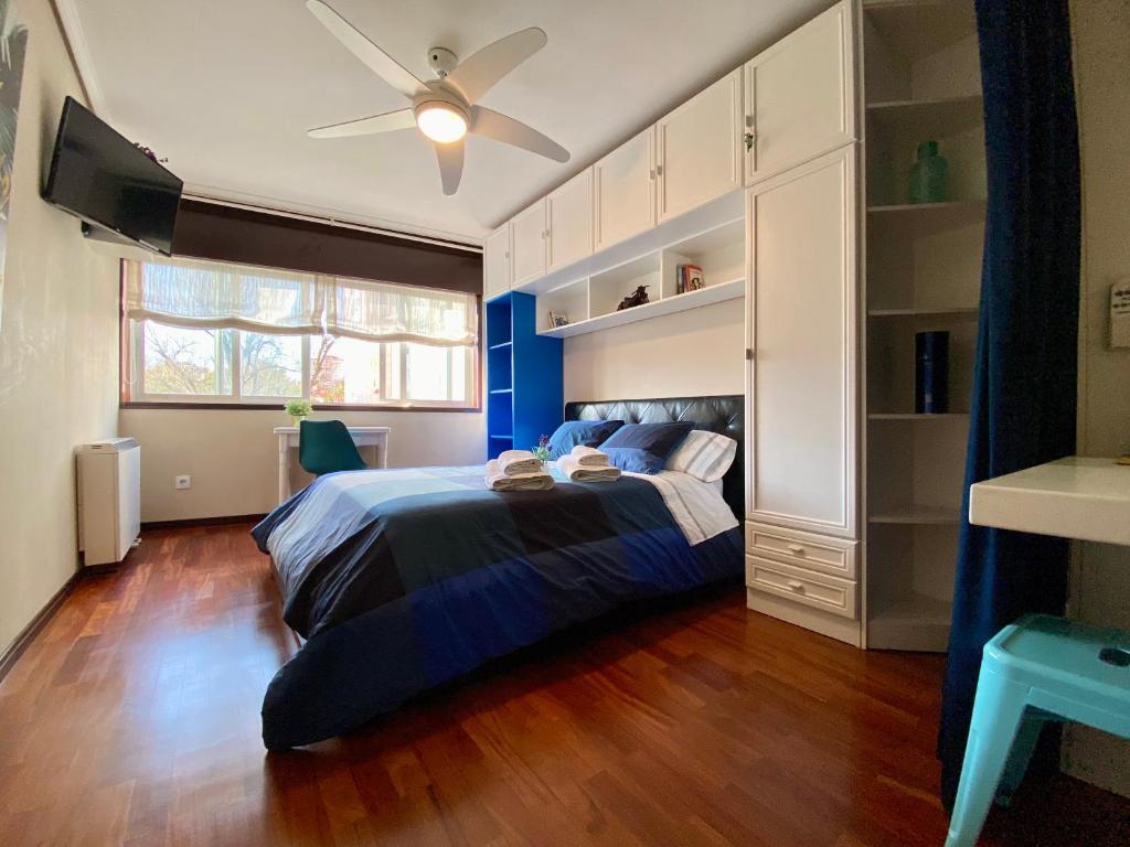 um quarto com uma cama e uma ventoinha de tecto em FLORIDA 125 em Vigo