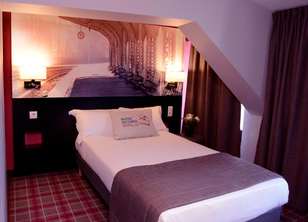 Postel nebo postele na pokoji v ubytování Hotel Victoria Lyon Perrache Confluence