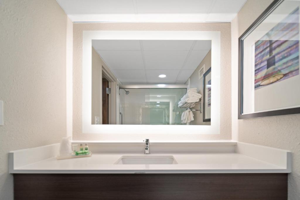 Holiday Inn Kearney by IHG - Chambre Lit King-Size Avec Canapé-Lit - Aile Sud