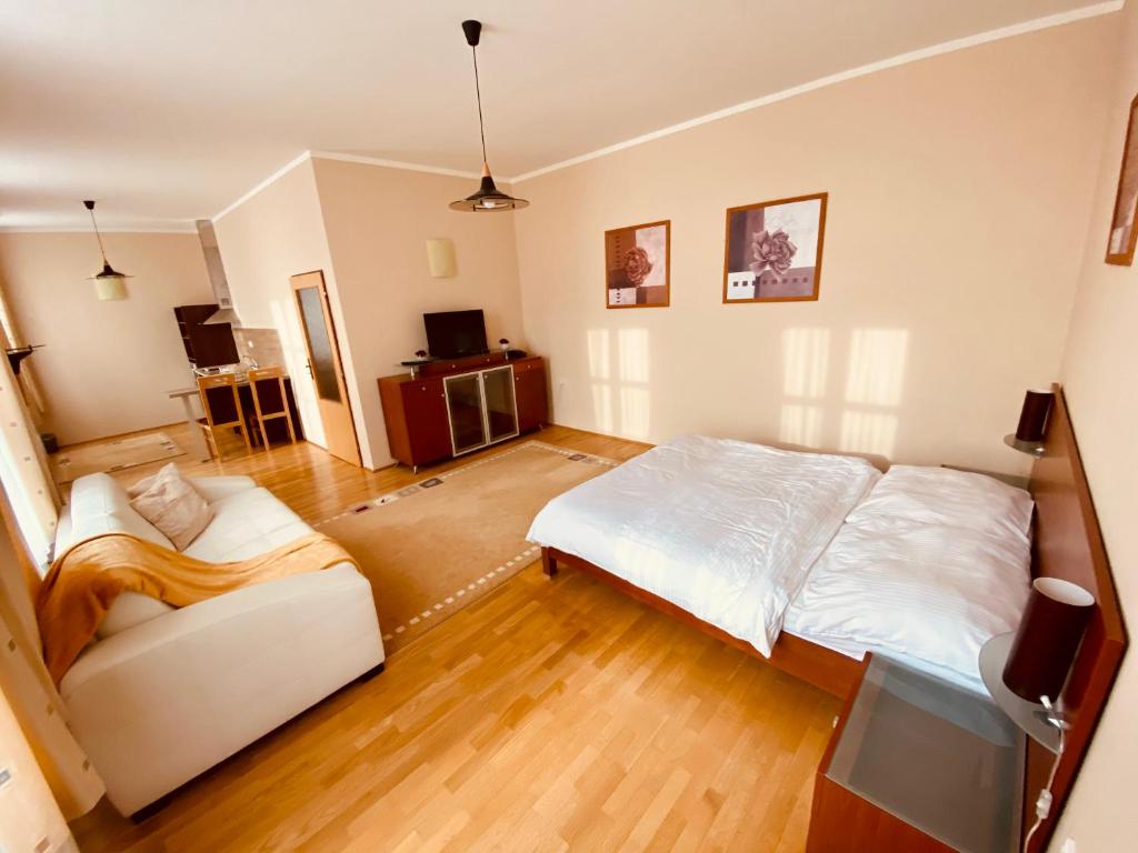 A bed or beds in a room at Hotel Roháč