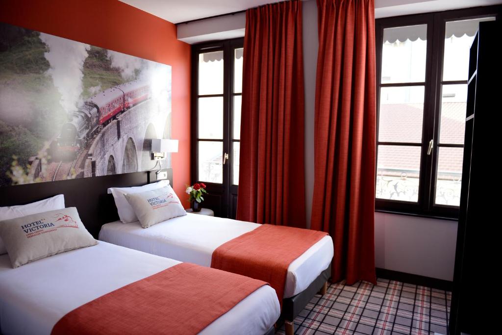 Postel nebo postele na pokoji v ubytování Hotel Victoria Lyon Perrache Confluence