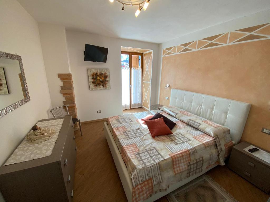 安達洛的住宿－Appartamenti Lucia，一间卧室配有一张床和一张桌子