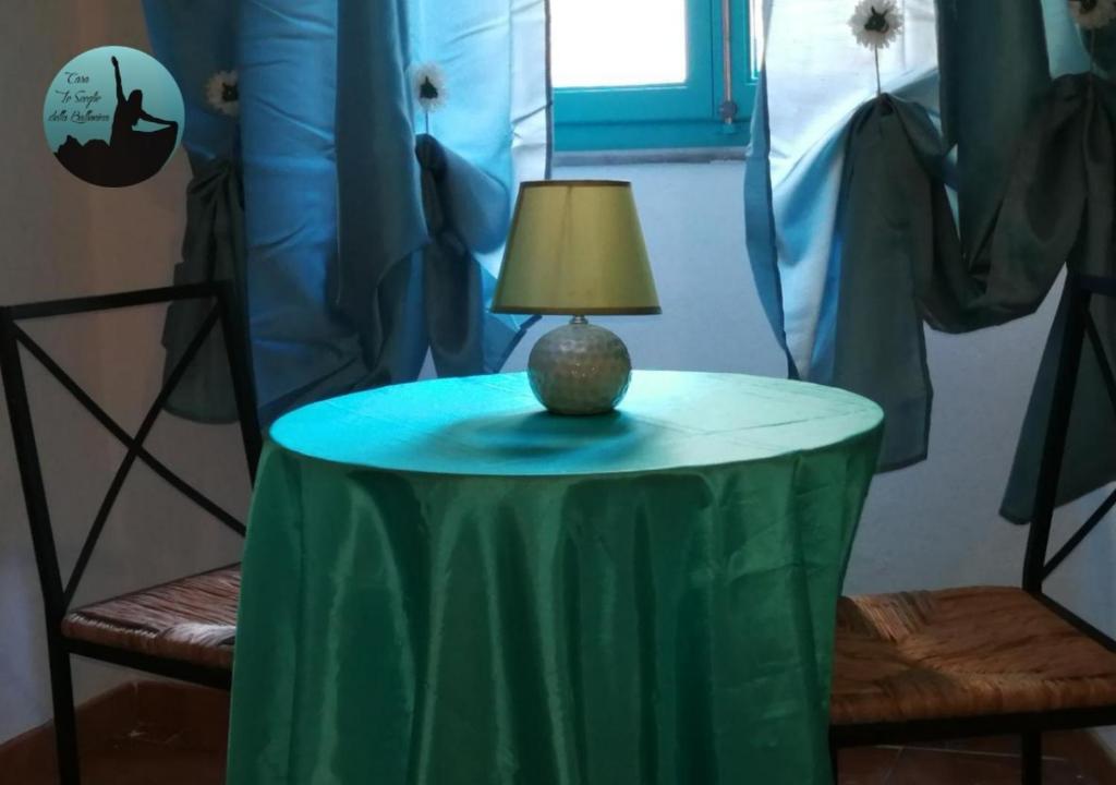 una mesa verde con una lámpara encima en Casa Lo Scoglio Della Ballerina en Livorno