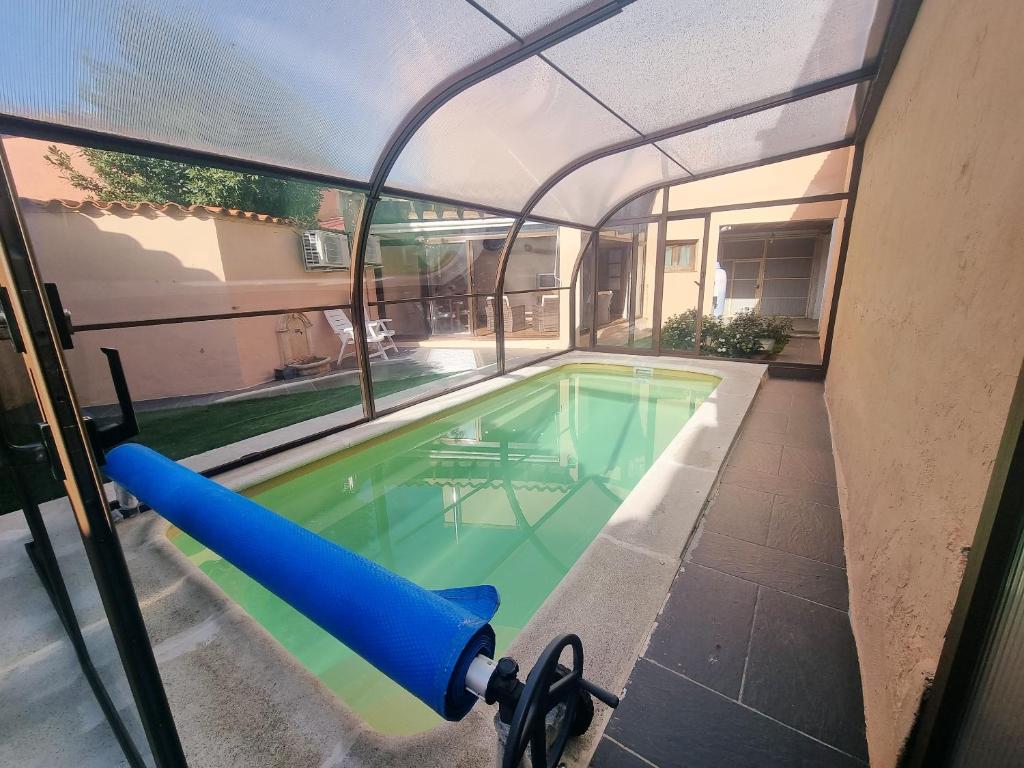 Baseinas apgyvendinimo įstaigoje 3 bedrooms villa with private pool enclosed garden and wifi at Pajares de la Lampreana arba netoliese
