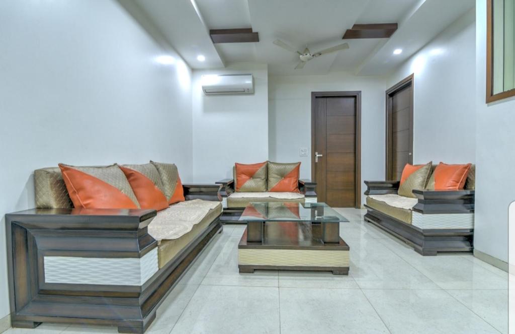 een woonkamer met banken en een tafel bij Ideal 3bhk apartment!Downtown in New Delhi