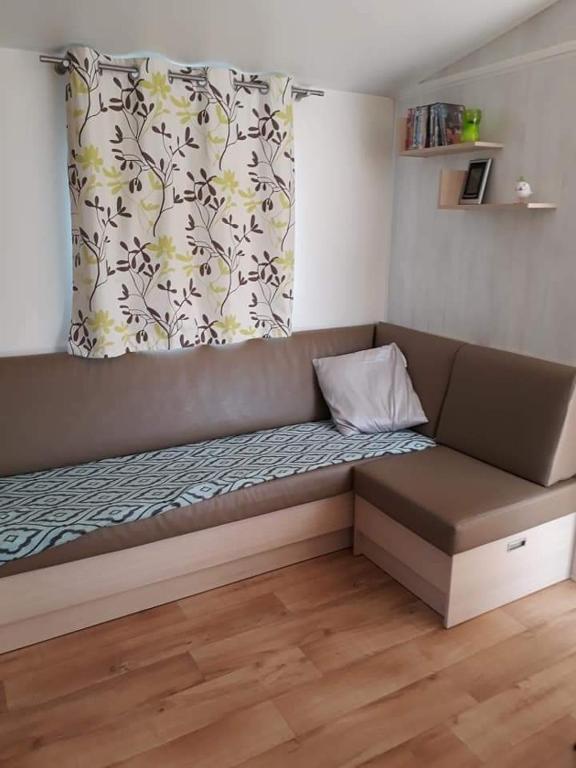 Posezení v ubytování Luxueuze stacaravan in Bredene met eigen terras en tuintje (425)