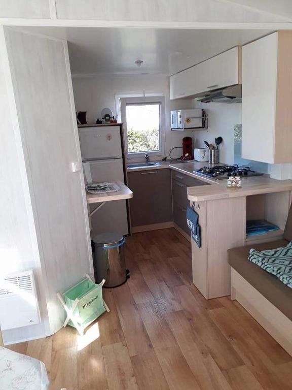 Kuchyň nebo kuchyňský kout v ubytování Luxueuze stacaravan in Bredene met eigen terras en tuintje (425)