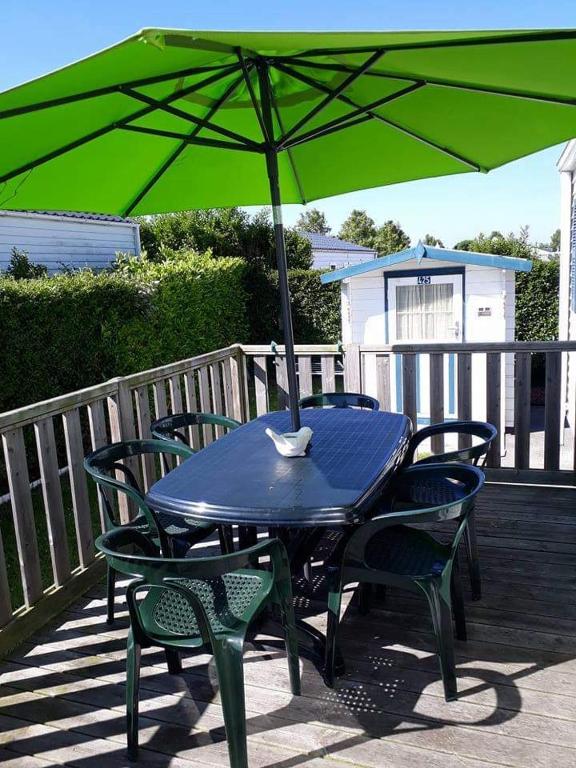 Balkón nebo terasa v ubytování Luxueuze stacaravan in Bredene met eigen terras en tuintje (425)