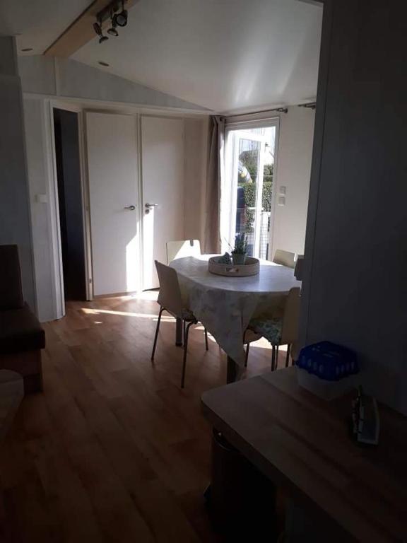 Fotografie z fotogalerie ubytování Luxueuze stacaravan in Bredene met eigen terras en tuintje (425) v destinaci Bredene