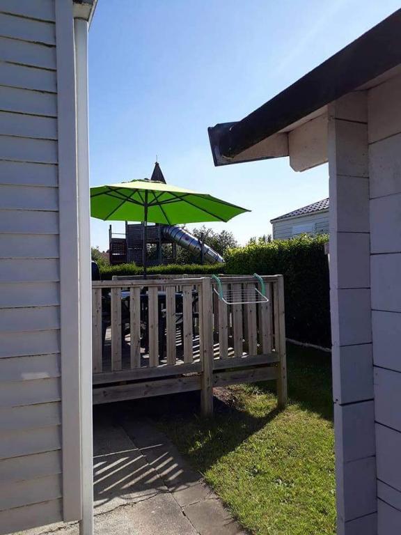 Fotografie z fotogalerie ubytování Luxueuze stacaravan in Bredene met eigen terras en tuintje (425) v destinaci Bredene