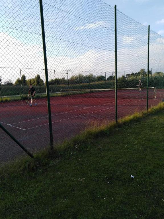 Tenis a/nebo squash v ubytování Luxueuze stacaravan in Bredene met eigen terras en tuintje (425) nebo okolí