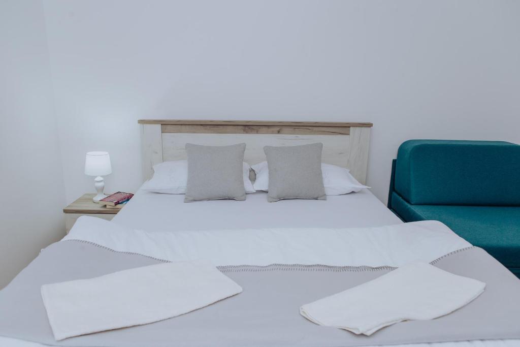A bed or beds in a room at Planinsko srce