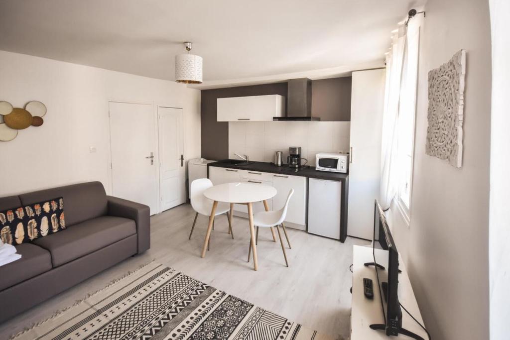 Кухня або міні-кухня у Welcoming Studio Centre Ville D'avignon