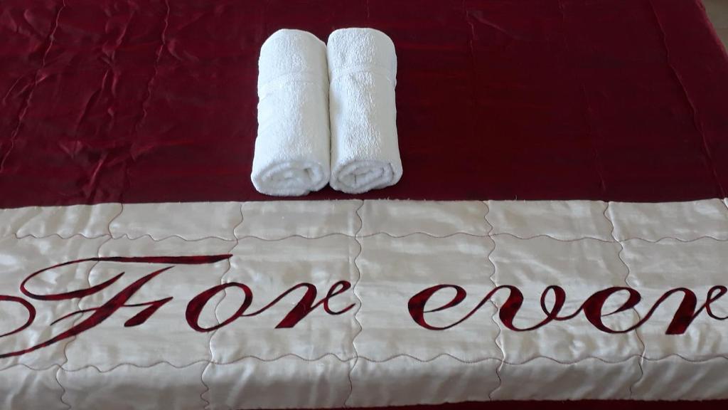 deux chaussettes blanches sur un lit avec les mots plus de miséricorde dans l'établissement ZenGarden Pool,3bedrooms,lit bébé Beach800m,box&wifi, à Antibes