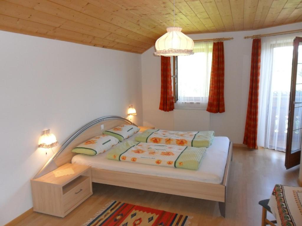A bed or beds in a room at Maurerhof Telves