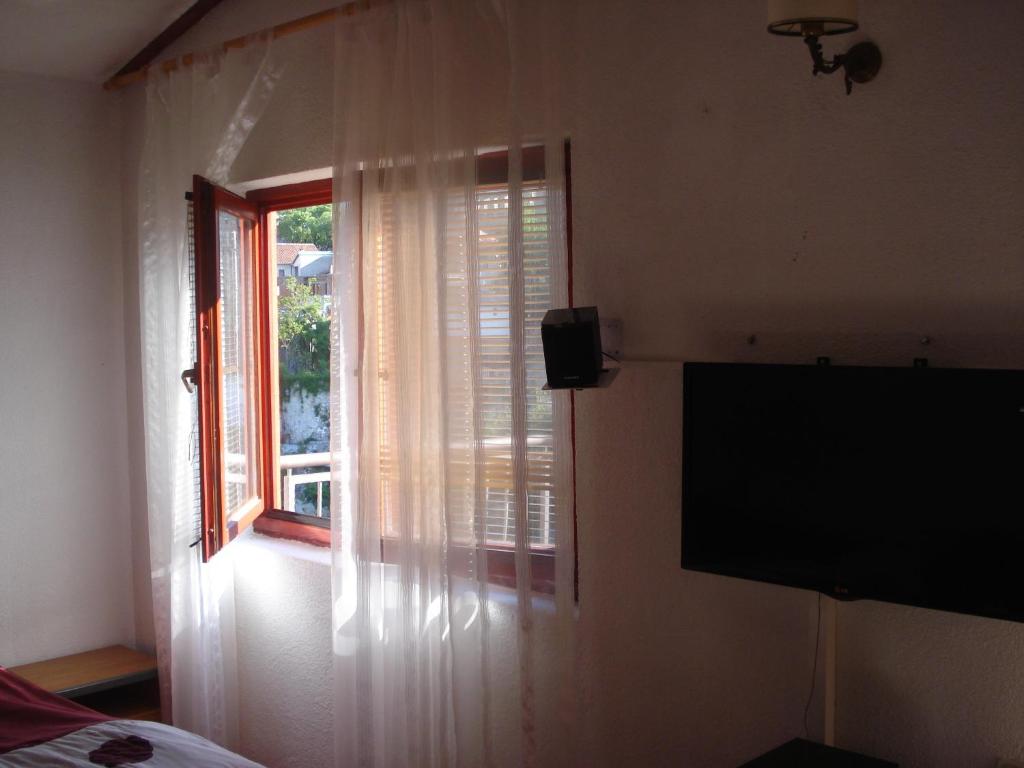 TV a/nebo společenská místnost v ubytování Guest House Goa Mostar