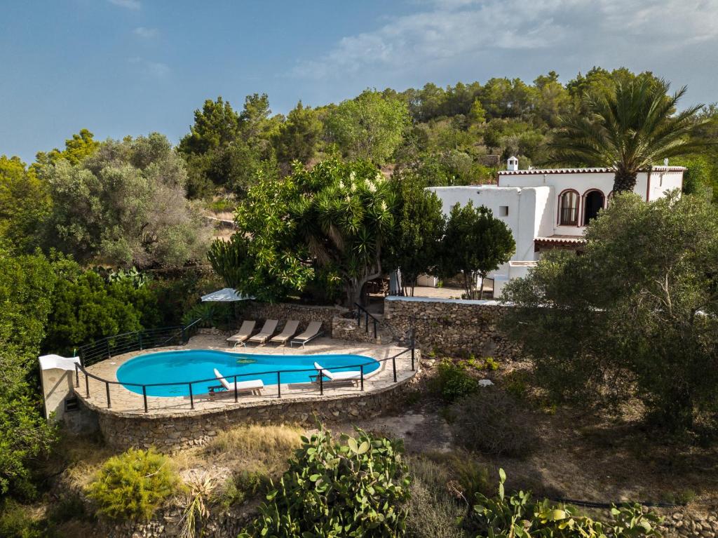 an external view of a villa with a swimming pool at Villa Historica in San Miguel de Balansat