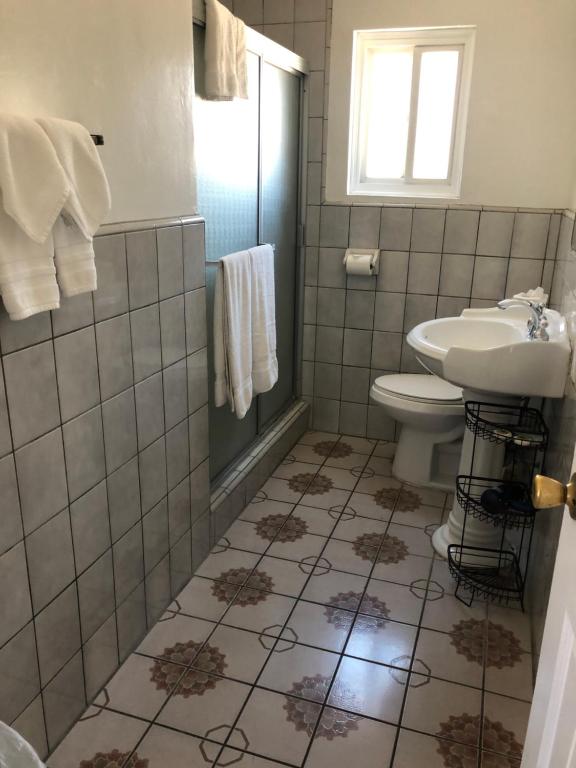 Ett badrum på Rest Haven Motel