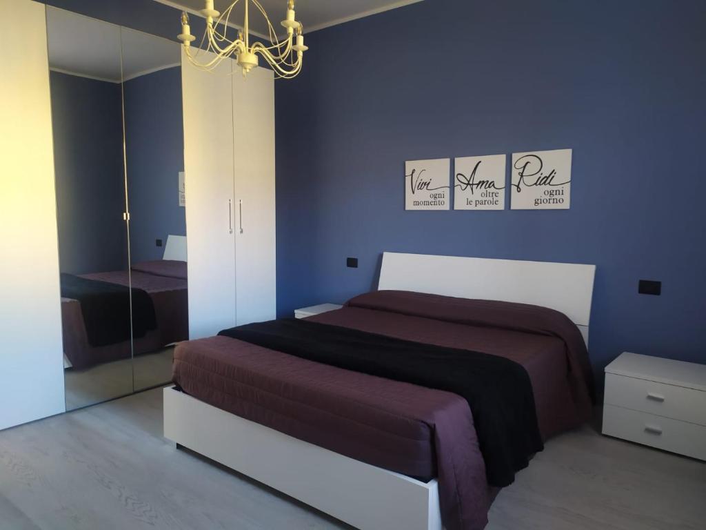 een slaapkamer met een bed en een spiegel bij Appartamenti con 1 e 2 camere Caldiero in Caldiero