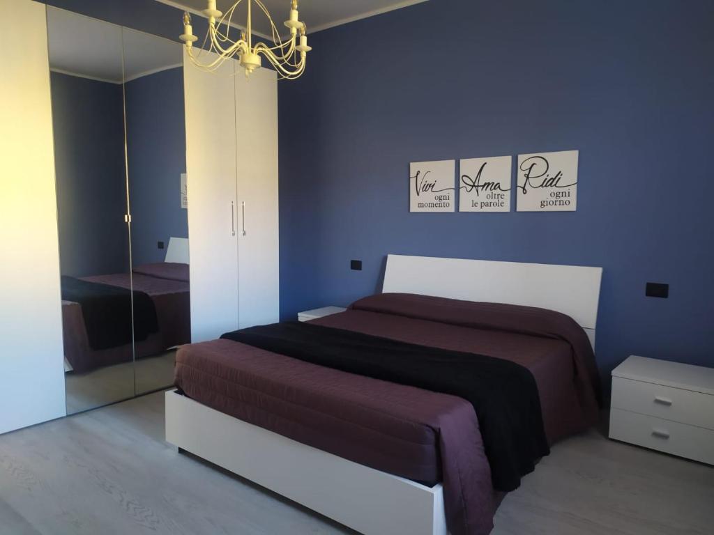 a bedroom with a bed and a mirror at Appartamenti con 1 e 2 camere Caldiero in Caldiero
