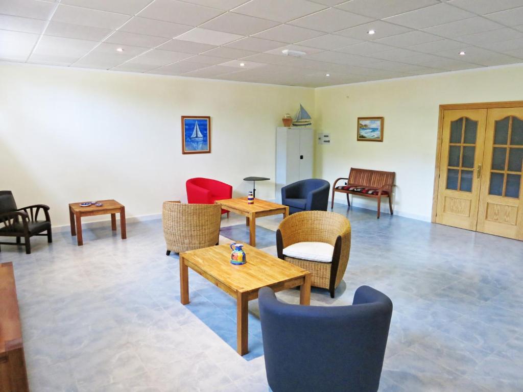 a waiting room with chairs and tables in a room at Hostal Brisamar in San José