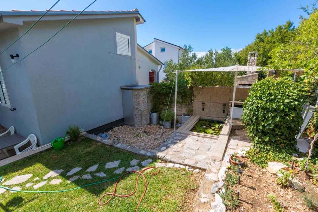 Vonkajšia záhrada v ubytovaní Apartment in Crikvenica 39084