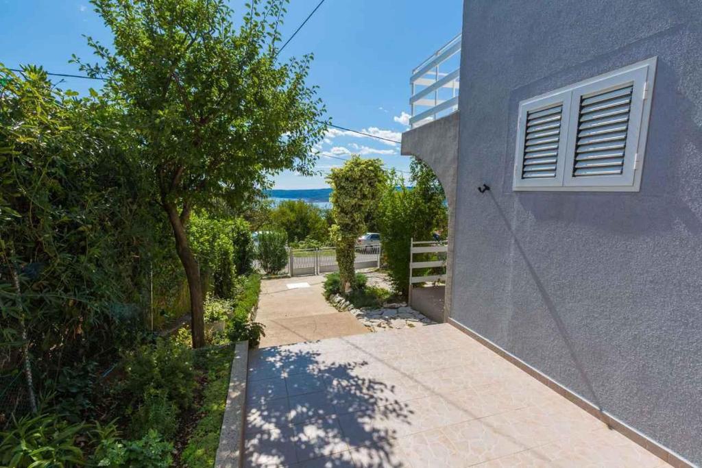 Vonkajšia záhrada v ubytovaní Apartment in Crikvenica 39084