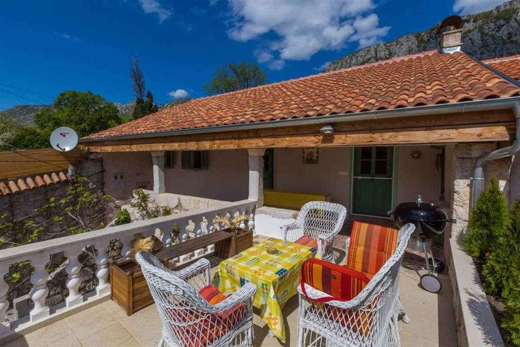 d'une terrasse avec une table et des chaises sur un balcon. dans l'établissement Holiday home in Blaskovici-Grizane 39289, à Antovo