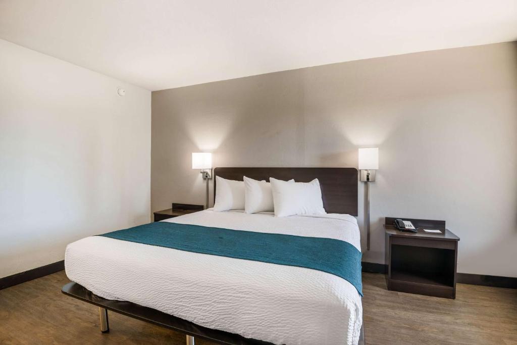 Postel nebo postele na pokoji v ubytování Motel 6-Tucson, AZ-Downtown