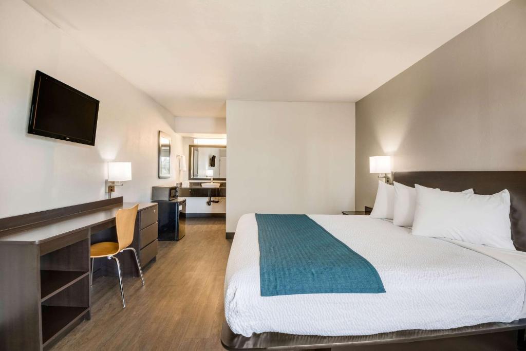 Postel nebo postele na pokoji v ubytování Motel 6-Tucson, AZ-Downtown