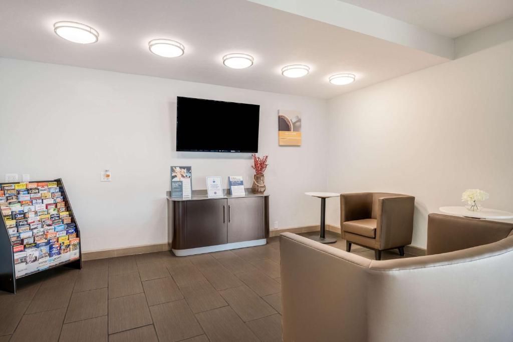 TV a/nebo společenská místnost v ubytování Motel 6-Tucson, AZ-Downtown
