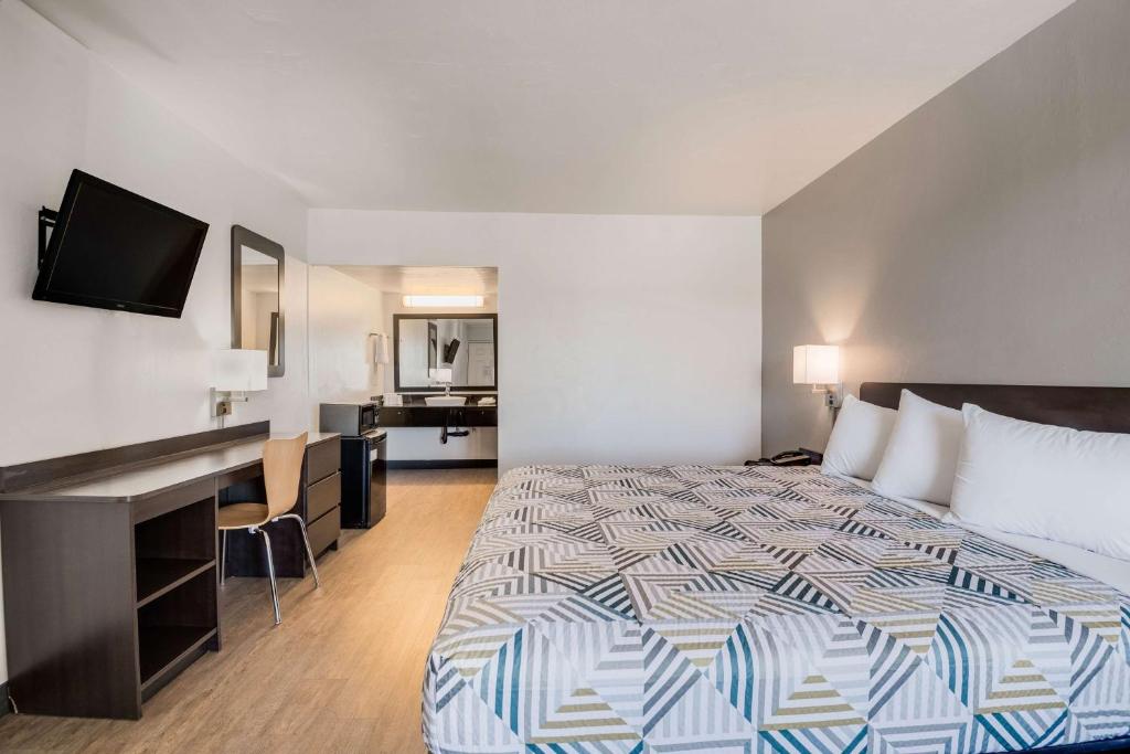 Postel nebo postele na pokoji v ubytování Motel 6-Tucson, AZ-Downtown