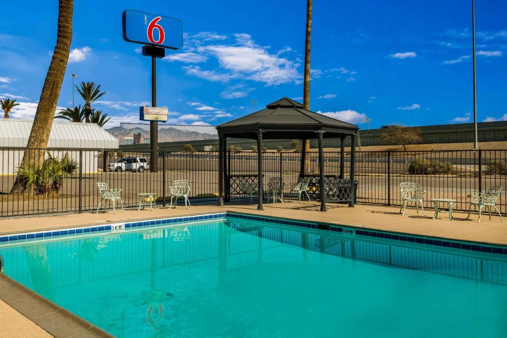 Bazén v ubytování Motel 6-Tucson, AZ-Downtown nebo v jeho okolí